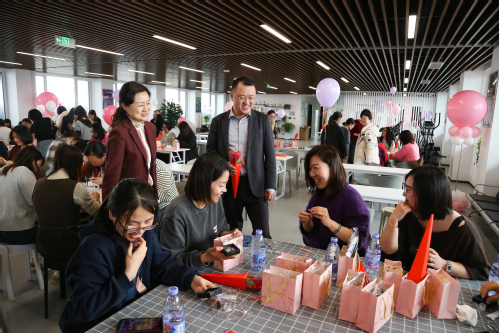 巧手嵌非遗 钿彩耀青春  ——尊龙时凯集团开展庆“三八”螺钿胸针创意手工活动
