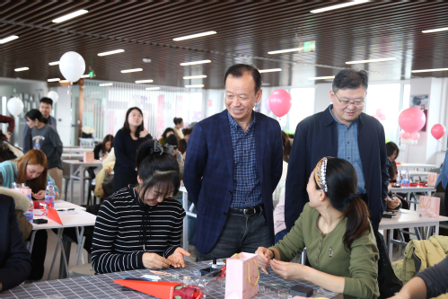 巧手嵌非遗 钿彩耀青春  ——尊龙时凯集团开展庆“三八”螺钿胸针创意手工活动